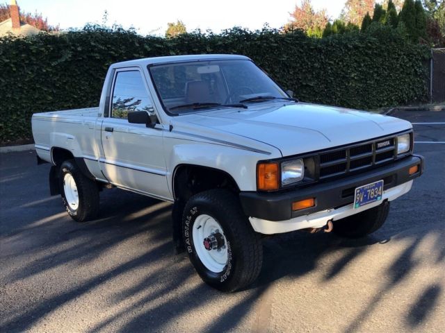 1985 Toyota Pickup 4x4 Regular Cab 2.4'Liter 22R WITH ONLY 75,157